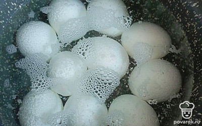 Отварить яйца. У меня на фото много яиц, так как я делала несколько начинок.
