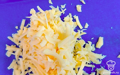 Натереть сыр и яйца.