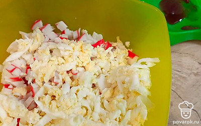 Смешать сыр, яйца, крабовые палочки.