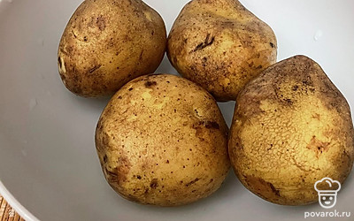 Картофель хорошо помойте, так как он будет запекаться в кожуре.
