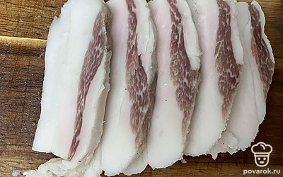 Нарежьте сало.