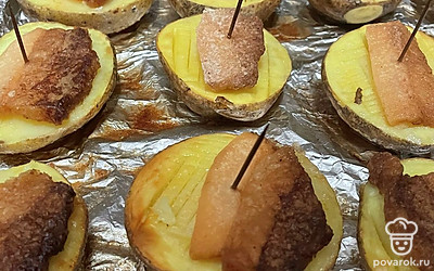 Дополните картошку маринованными огурчиками или помидорами.