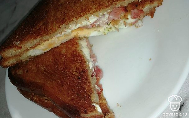 Завтрак из тоста с колбасой, яйцом и творожным сыром — Рецепт с фото