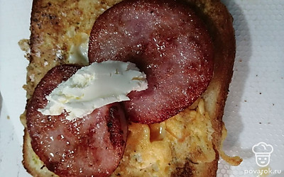 На колбасу выложить творожный сыр. 