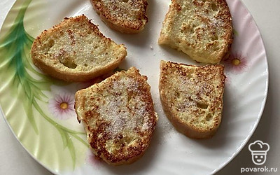 Выкладываем на тарелку. Пока гренки еще горячие, посыпаем их сахаром. Приятного аппетита!