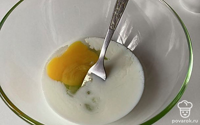 Разбиваем яйцо в миску. В яйцо добавляем молоко и щепотку соли, тщательно перемешиваем вилкой или венчиком.