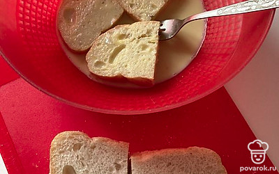 Выкладываем в яично-молочную смесь тонко нарезанный белый хлеб (1-1,5 сантиметра). Вымачиваем его с двух сторон около 30 секунд.