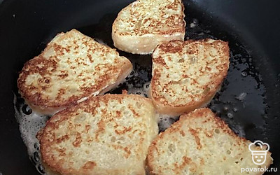 В раскаленную сковороду с растительным маслом выкладываем хлеб, убавляем огонь до среднего уровня и обжариваем до румяной корочки с двух сторон.