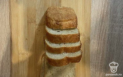 Поставить духовку разогреваться на 180 градусов. Нарезать хлеб кубиком.