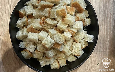 Кладем хлеб в миску, добавляем соль, масло, перемешиваем.