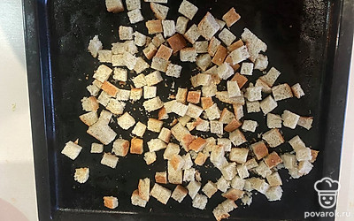 Выкладываем хлеб на противень.