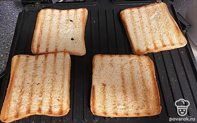 Обжарьте хлеб на гриле или в тостере.