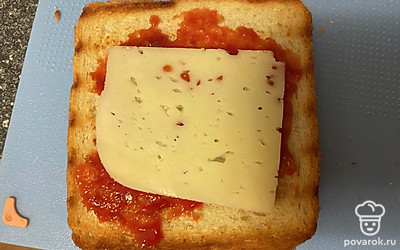 Сыр нарежьте пластинками.