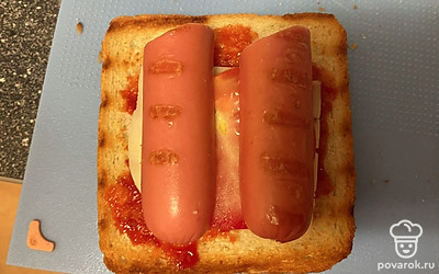 Сосиску разрежьте пополам.