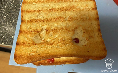 Смажьте кетчупом и накройте сверху.