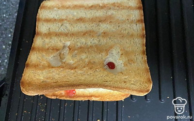 Положите в гриль и обжарьте 6-8 минут.