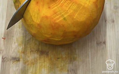 Очищаем тыкву и режем на кусочки.