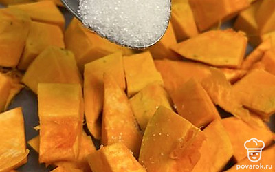 Нарезанную тыкву выкладываем на противень и посыпаем сахаром.