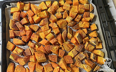 Посыпаем тыкву корицей и ставим в духовку на 30-40 минут при 180 градусах.