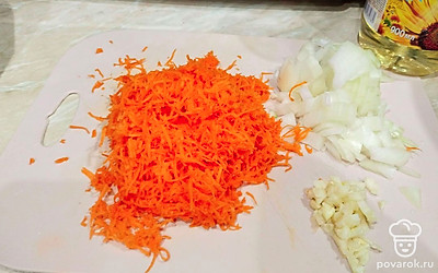 Лук нарезать кубиками, морковь натереть на мелкой терке, чеснок мелко нарезать.