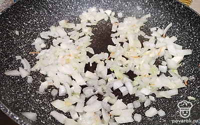 Потушить лук на слегка смазанной растительным маслом сковороде.