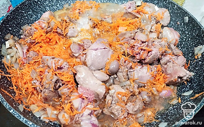 Следом добавить морковь и немного воды. Тушить до готовности не более 15 минут.