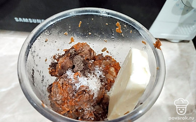 Переложить в чашу блендера. Добавить соль, перец, сливочное масло (40 граммов) и измельчить.