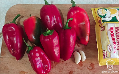 Подготовим все ингредиенты. Под проточной водой промоем перец, почистим чеснок.