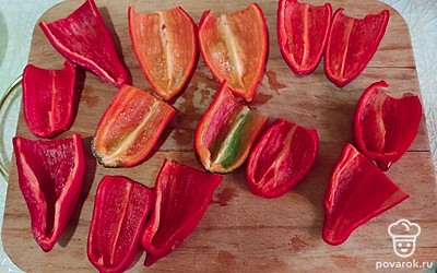 Очистим болгарский перец от семечек и срежем плодоножку. Разрежем пополам.