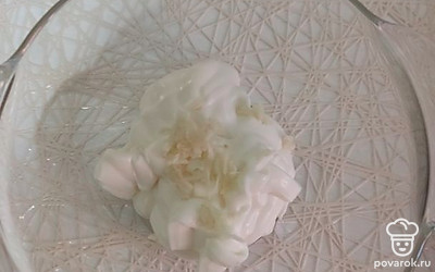 В миску выдавим майонез и пропустим чеснок через пресс, все хорошо перемешаем.