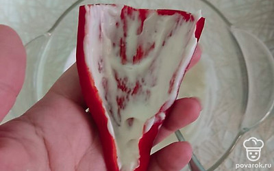 Смажем каждую половинку перца майонезом с чесноком.