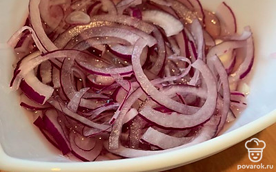 Лук нашинковать полукольцами и замариновать с сахаром и уксусом.