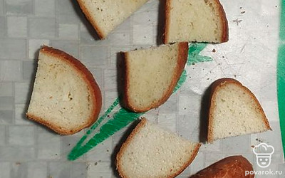 Белый хлеб нарезать. 