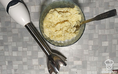 Сало перемешать с чесноком. 