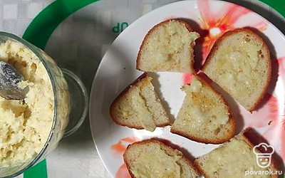 На обжареный хлеб намазать сало. 