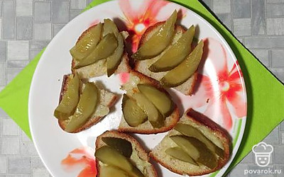 Сверху положить огурцы. 