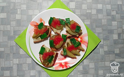 Можно украсить зеленью и красной икрой. Получается очень вкусно и празднично! Приятного аппетита! 