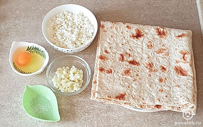 Подготовьте все ингредиенты, сыр натрите на терке или мелко нарежьте.