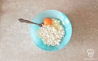 В миску выложите творог и яйцо.