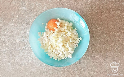 Всыпьте соль и сыр, хорошо все перемешайте.