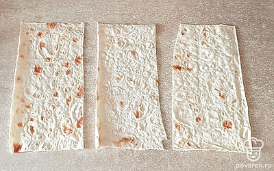Лист лаваша нарежьте на равные полосочки.