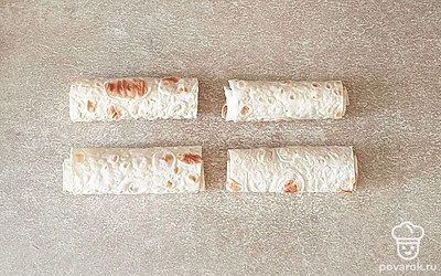 Все кусочки сверните в рулетики.