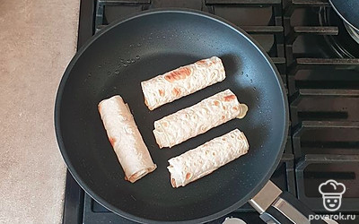 На разогретую сковороду выложите рулетики. Обжаривайте на небольшом огне до золотистого цвета с каждой стороны.