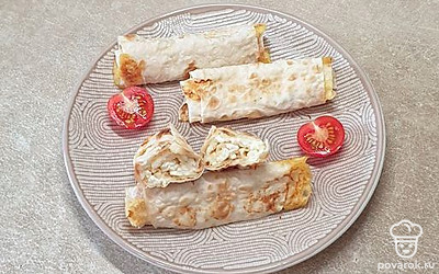 Трубочки подавайте порционно, со свежими овощами. Приятного аппетита!