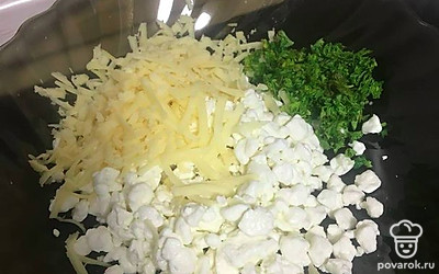 Сыр натираем на крупной терке, чеснок мелко рубим. В миску отправляем творог, сыр, зелень. Тщательно смешиваем.