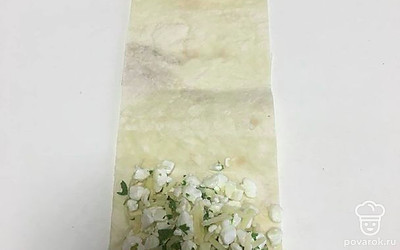 Лаваш разрезаем на полоски. Выкладываем начинку на лаваш, заворачиваем в конвертики.