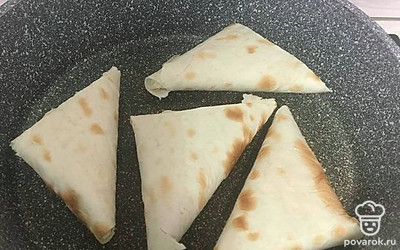 Жарим на антипригарной сковороде с двух сторон.