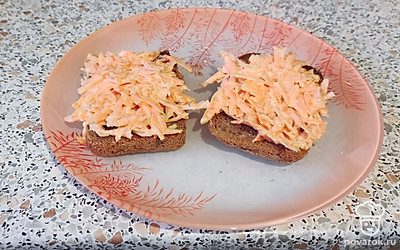 Полученную закуску намазываем на любимый хлеб, батон, хлебец. И помните! Чем больше чеснока, тем ядренее закуска, и лучше иммунитет! Приятного аппетита! 