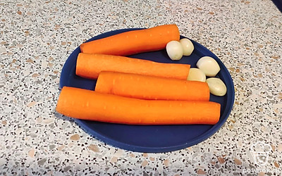 Морковь моем, чистим. Чеснок чистим.