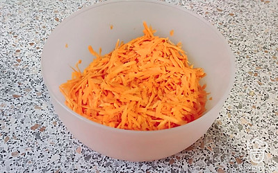 В глубокую миску натираем морковь.
